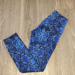 Lululemon blue luxtreme 7/8 snake pants size 4